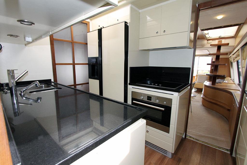 2005 FERRETTI YACHTS 731 